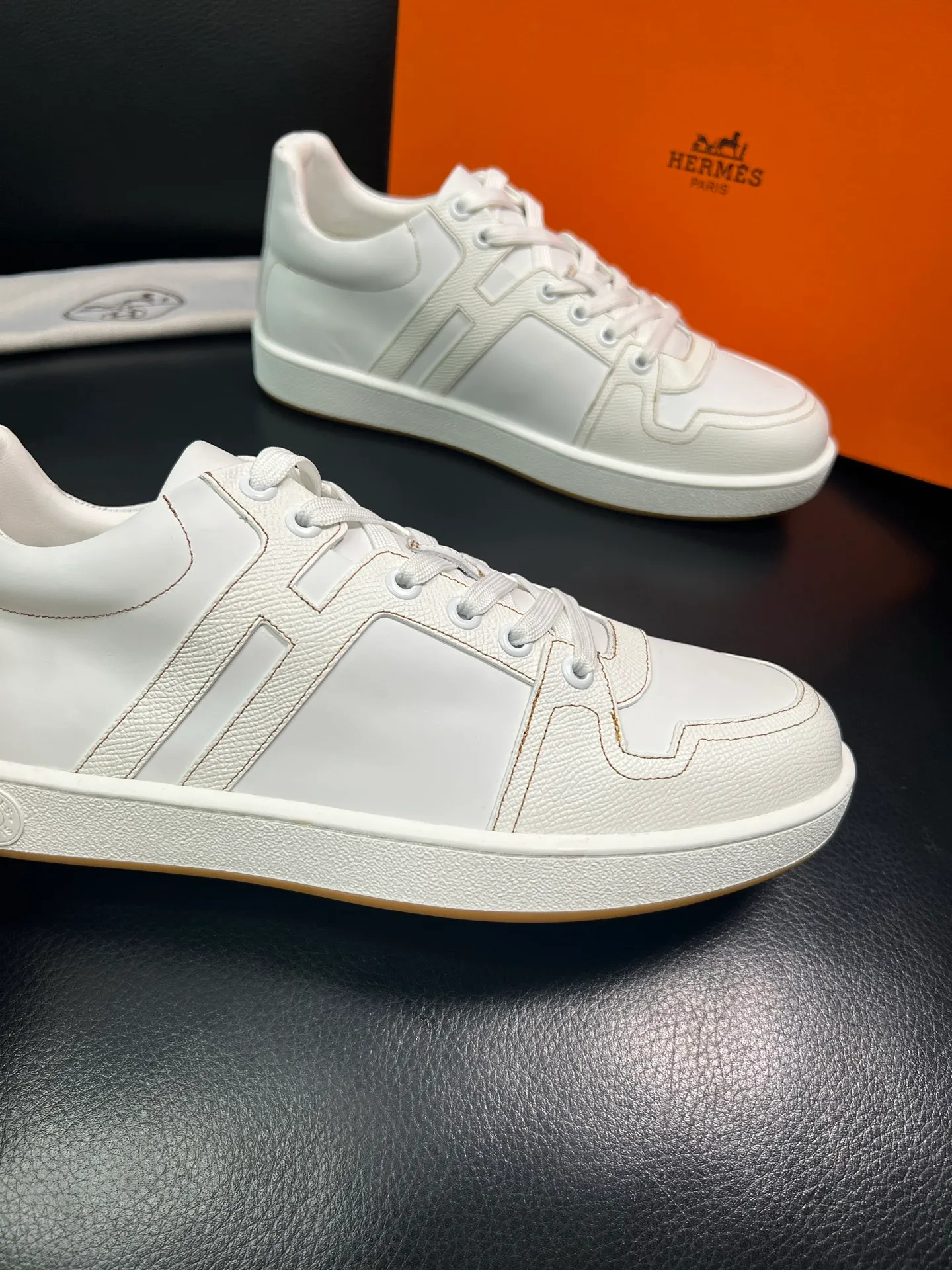 Men's shoes 💰700 Hermes Top Purchasing Agent Hermes counters are on sale at the same time with original factory configuration, original cowhide fabric imported from Italy, high-quality splicing technology, fully imported water-dyed cowhide lining, soles: original soles specially provided by the original factory are super comfortable, the original factory and single goods are of high quality, welcome to compare at the same time at the counter, code number 38-44 (customized 45 46) 85851